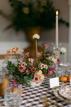 elegant friendsgiving decorations for table